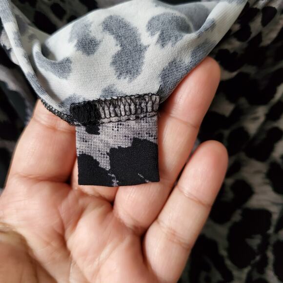 Vince Camuto Gray Animal Print Jersey Knit Wrap Top M Bodycon Modern Sexy Career - Picture 5 of 10